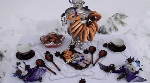 Decorated table standing in the snow. Vidéo 60981681