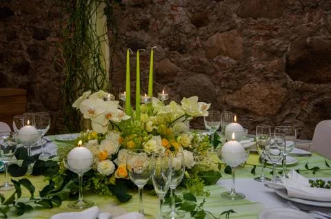 Decorated table with table compositions and burning candles Foto stock