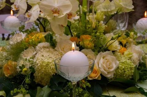 Decorated table with table compositions and burning candles Stock-Fotos