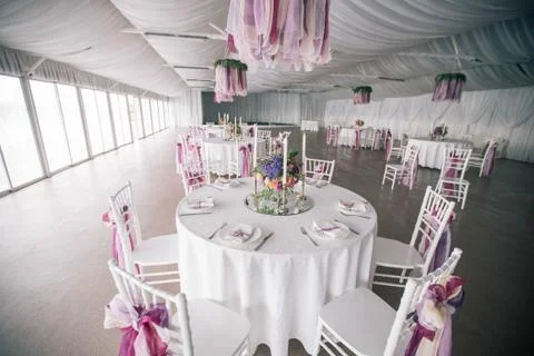 Decorated Wedding table setting with candles 库存照片