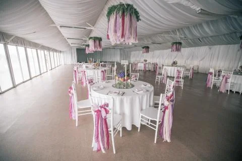 Decorated Wedding table setting with candles 库存照片