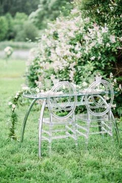 Decorated wedding table for two with beautiful flower composition of flowers 库存照片