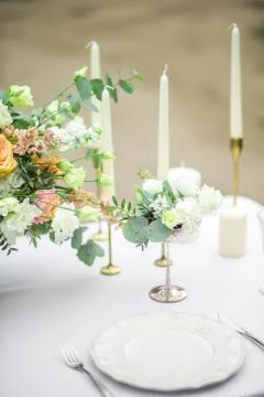 Decorated wedding table for two with beautiful flower composition, glasses for Stockfoto's