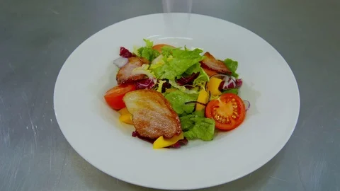 Decorates the salad with bacon Video stock 70973416