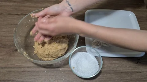 Decorating And Making Round Cakes. 库存影片 159665359