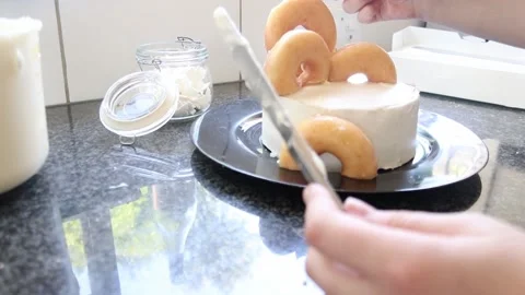 Decorating a cake with donuts timelapse Video stock 154236252