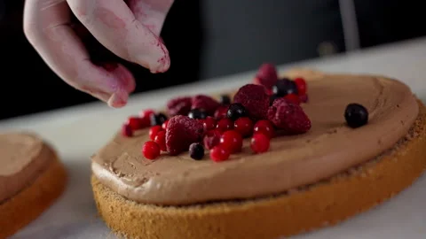 Decorating Cake with Fresh Red Berries Vídeo Stock 296125962