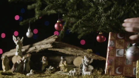 Decorating a Christmas tree with nativity scene Stockbeeldmateriaal 99001392