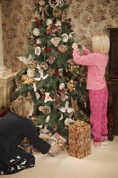 Decorating The Christmas Tree Foto stock