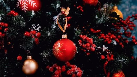 Decorating the Christmas tree in red, assorted balls and wooden figurines Illustrazione stock