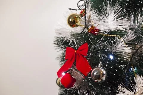 Decorating a Christmas tree with a red loop, creating a beautiful and harmoni 库存照片