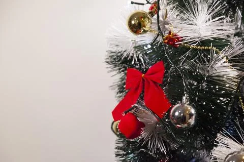 Decorating a Christmas tree with a red loop, creating a beautiful and harmoni Stockfoto's