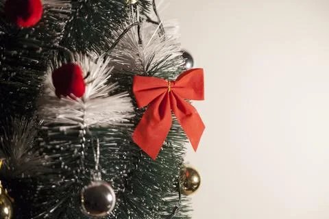 Decorating a Christmas tree with a red loop, creating a beautiful and harmoni 库存照片