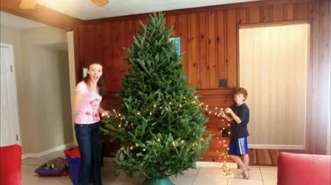 Decorating the Christmas Tree timelapse Vídeo Stock 10571523