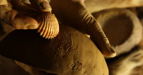 Decorating a clay pot with cockle Vidéo 61266637