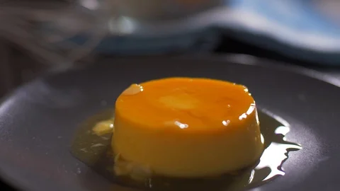 Decorating creme brulee  with crispy caramel. Vídeo Stock 106346230