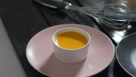 Decorating creme brulee with crispy caramel Vídeo Stock 106346285