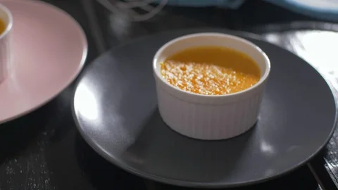 Decorating creme brulee with crispy caramel Vídeos de archivo 106346525