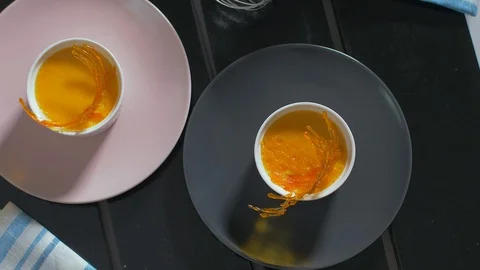 Decorating creme brulee with crispy caramel Vídeo Stock 106346687