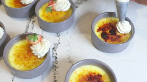 Decorating creme brûlée cups Vidéo 160502775