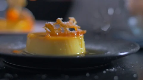 Decorating creme brulee Vídeo Stock 106346917
