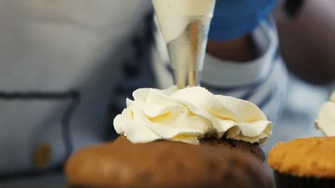 Decorating cup-cake with cream. Confectioner making multicolor cupcakes 스톡 동영상 103286188