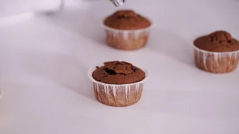 Decorating cup-cake with cream Stock-Footage 73019961