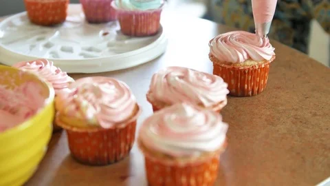Decorating cup-cake with cream. Using cooking bag, confectioner making Stock Footage 77201938