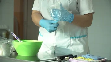Decorating cup-cake with cream. Using cooking bag, confectioner making multicolo Stock Footage 85663264