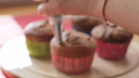 Decorating cup cake with cream using cooking bag confectioner making multicolor Vídeos de archivo 88135115