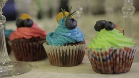 Decorating cup-cake with cream. Using cooking bag, confectioner making Stock Footage 102260820