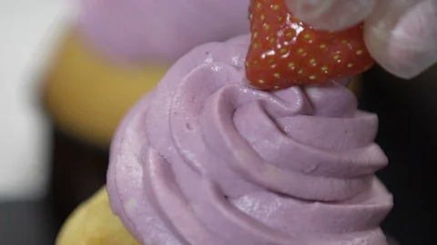 Decorating cup cake with strawberry and blueberry. Butter cream on tasty muffins 스톡 동영상 95930121