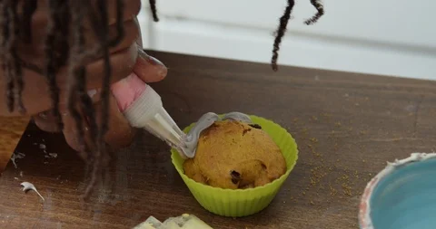 Decorating cupcake with swirls Vídeos de archivo 117026044