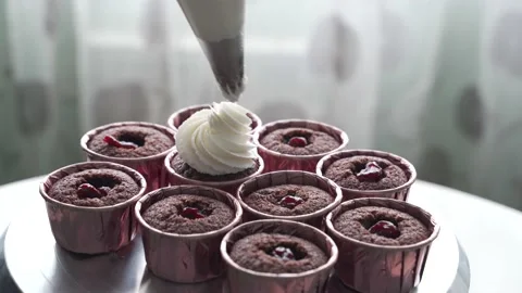 Decorating cupcake with white cream and jam. Using cooking bag Stock Footage 150673522
