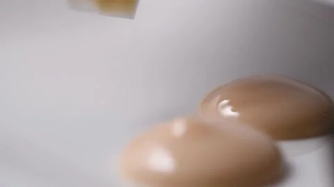 Decorating the dessert before serving. Ganache drops. Vídeos de archivo 134472757