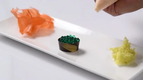 Decorating dessert before serving in a restaurant. Vídeos de archivo 134473858