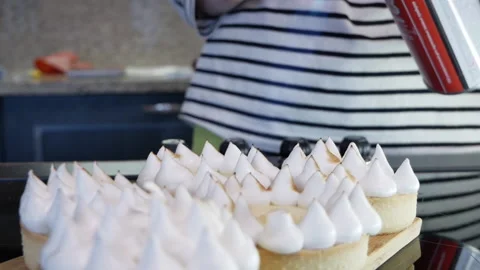 Decorating desserts Stockbeeldmateriaal 166533180