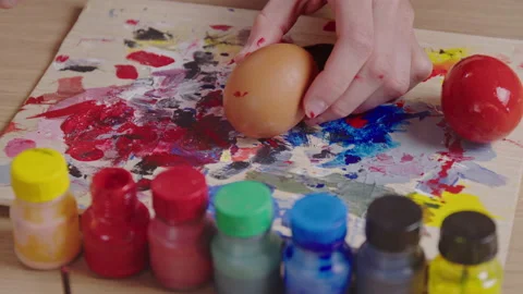 Decorating easter eggs 스톡 동영상 176020830