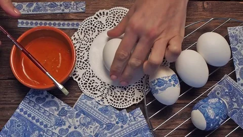Decorating easter eggs. technique of decoupage. Vídeos de archivo 83032255