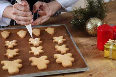 Decorating ginger bread man Foto stock