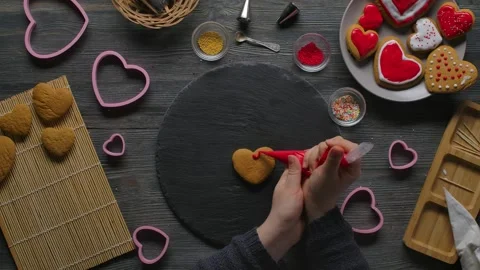 Decorating heart gingerbread cookie Stock Footage 330790595