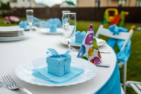 Decorating the holiday table in blue Foto stock