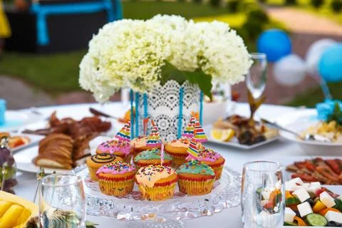 Decorating the holiday table in blue Stock-Fotos