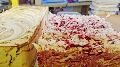 Decorating layered cakes in bakery 動画素材 338295114