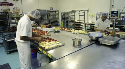 Decorating pastries at a commercial bakery Video stock 1087154