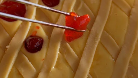 Decorating pie with strawberry jam Vídeo Stock 104432345