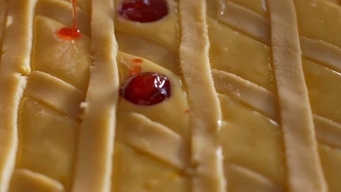 Decorating pie with strawberry jam Видео 104432504