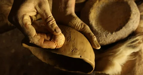Decorating pottery with cockle Vidéo 61264882