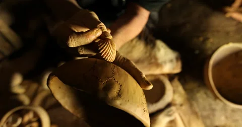 Decorating pottery with cockle Vidéo 61265900