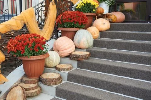 Decorating the steps with pumpkins in the fall season Stock-Fotos